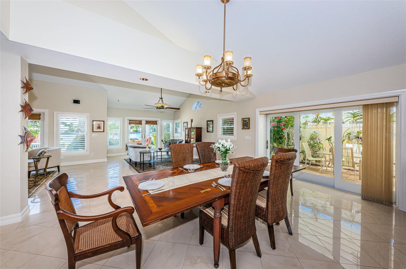 Listing photo id 15 for 10109 Tarpon Drive