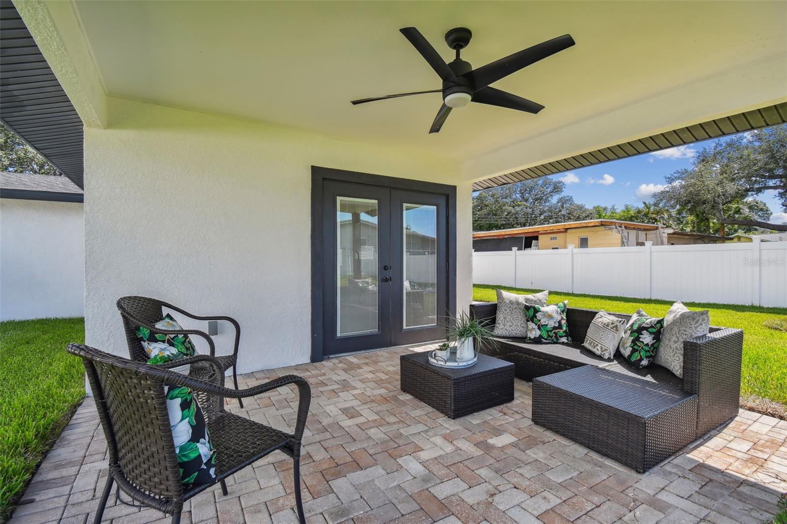 Listing photo id 3 for 10935 Oakdale Terrace