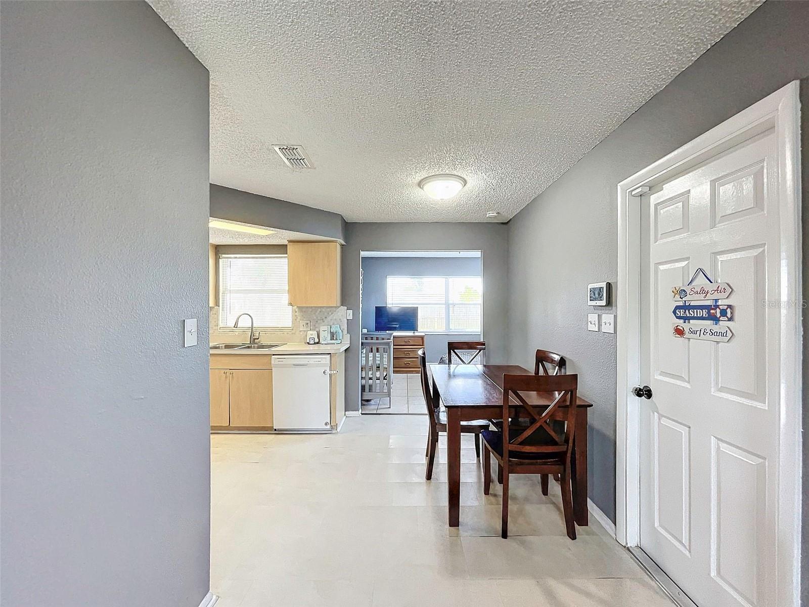 Listing photo id 8 for 8624 Paxton Drive