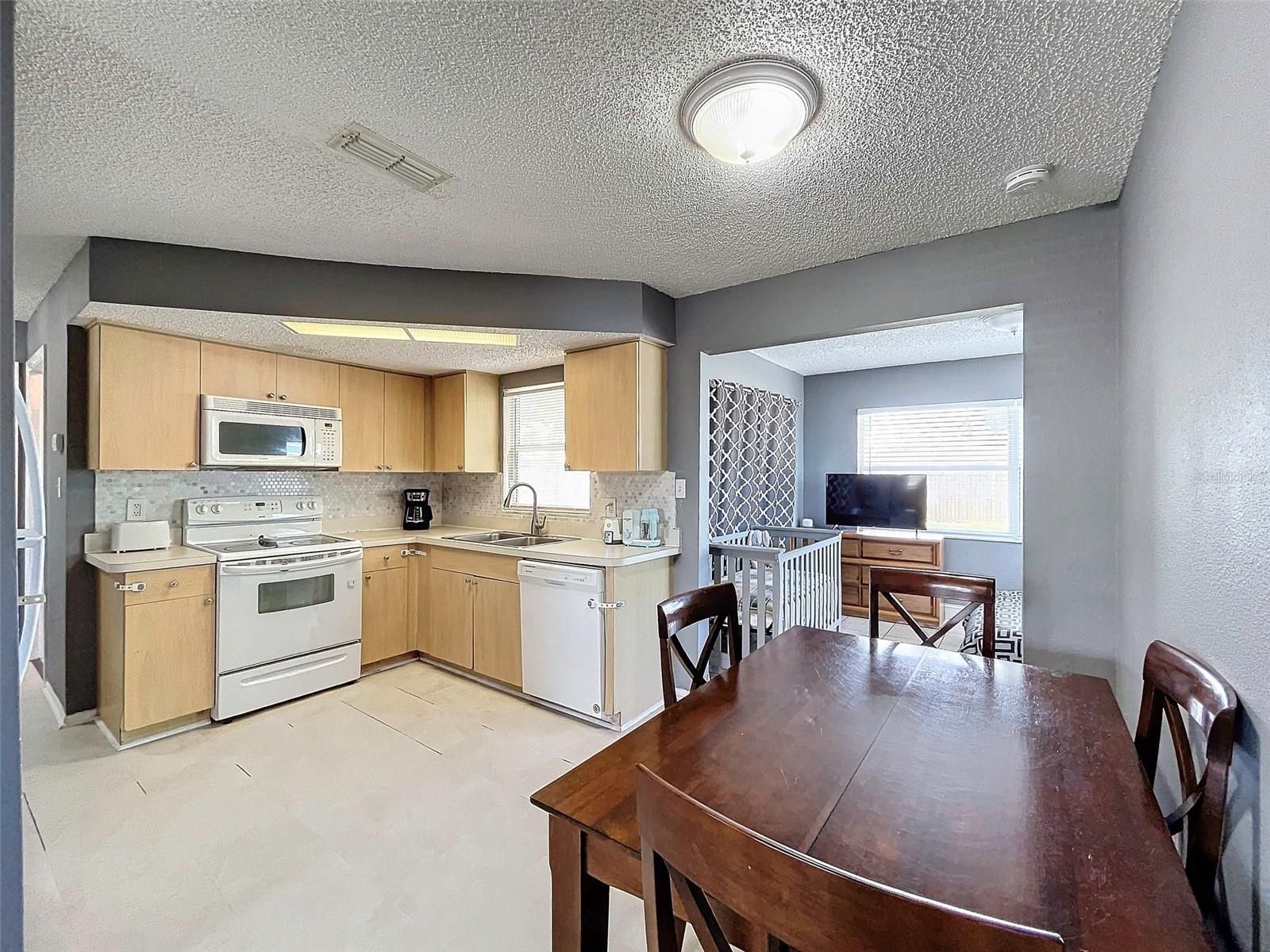 Listing photo id 10 for 8624 Paxton Drive