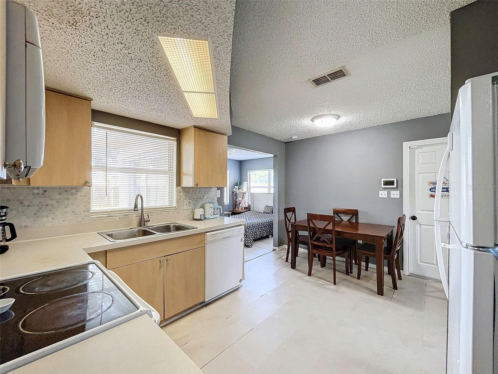 Listing photo id 13 for 8624 Paxton Drive