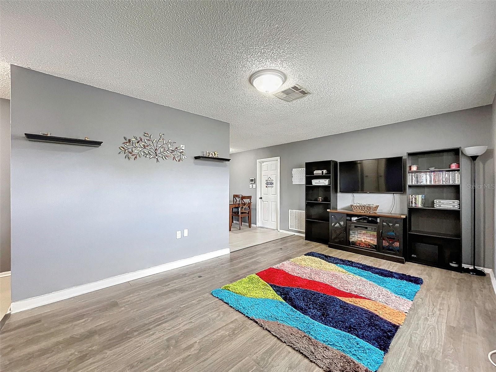 Listing photo id 3 for 8624 Paxton Drive
