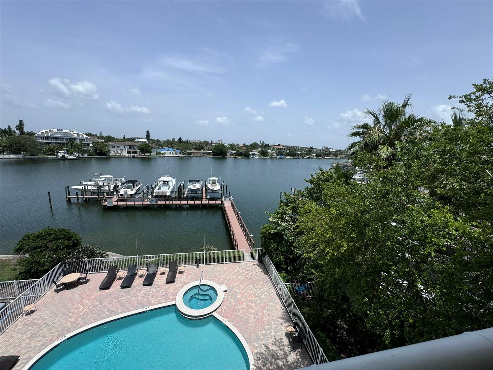 Listing photo id 42 for 3805 Gulf Boulevard 405