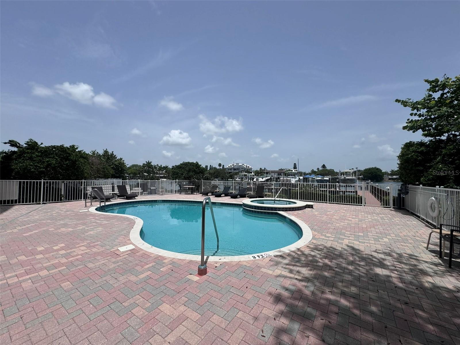 Listing photo id 43 for 3805 Gulf Boulevard 405