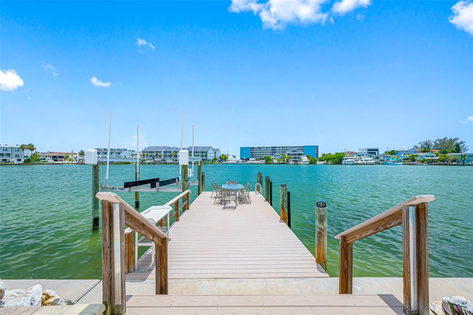 Listing photo id 2 for 10038 Yacht Club Drive