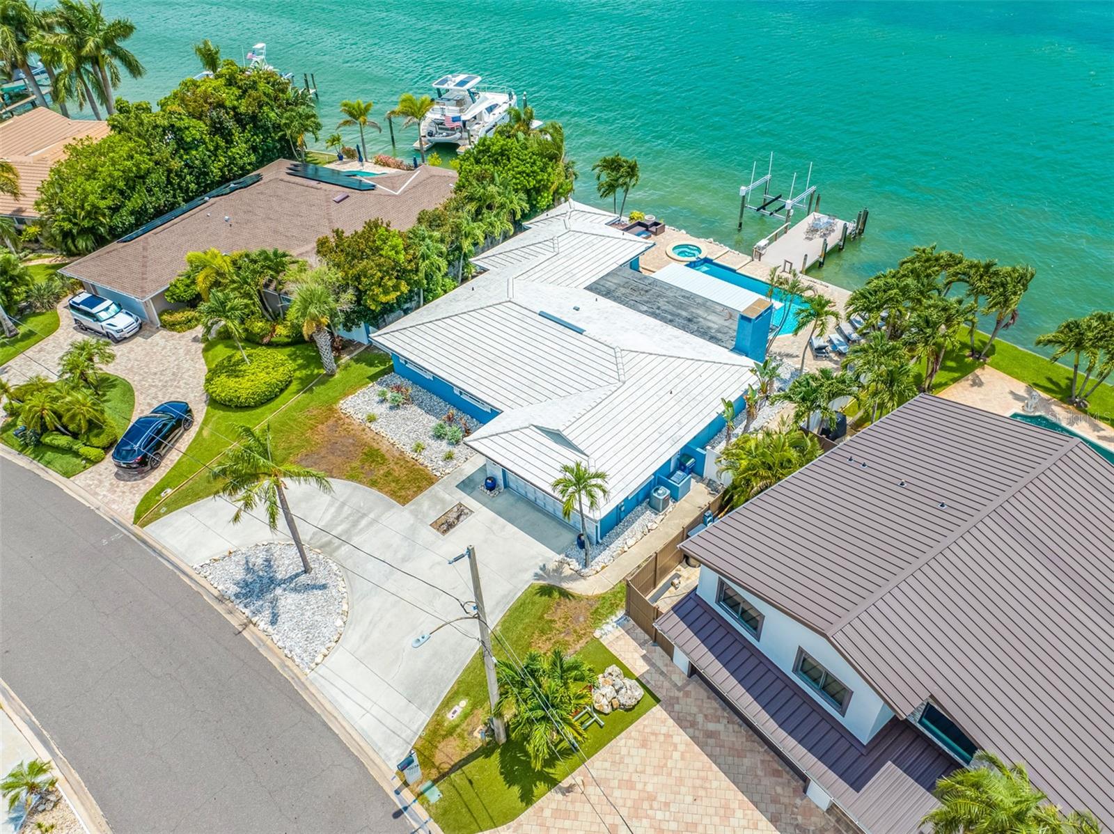 Listing photo id 65 for 10038 Yacht Club Drive