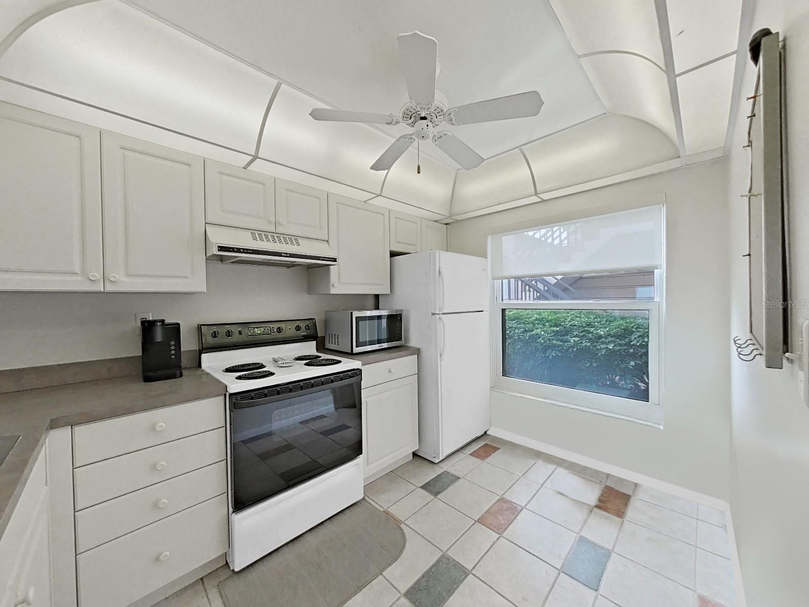 Image 2 of 32 For 6177 Sun Boulevard 108