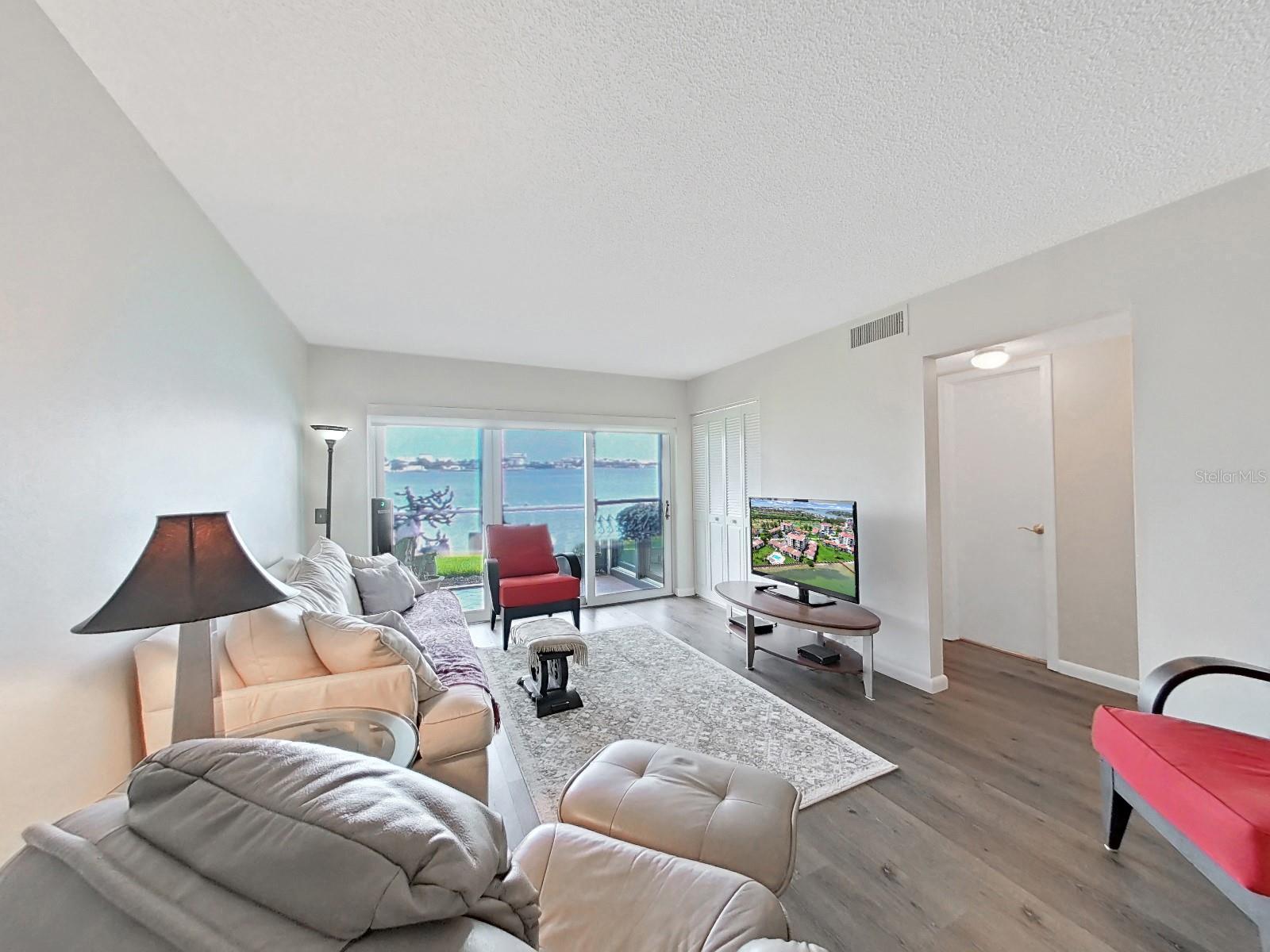 Image 3 of 32 For 6177 Sun Boulevard 108
