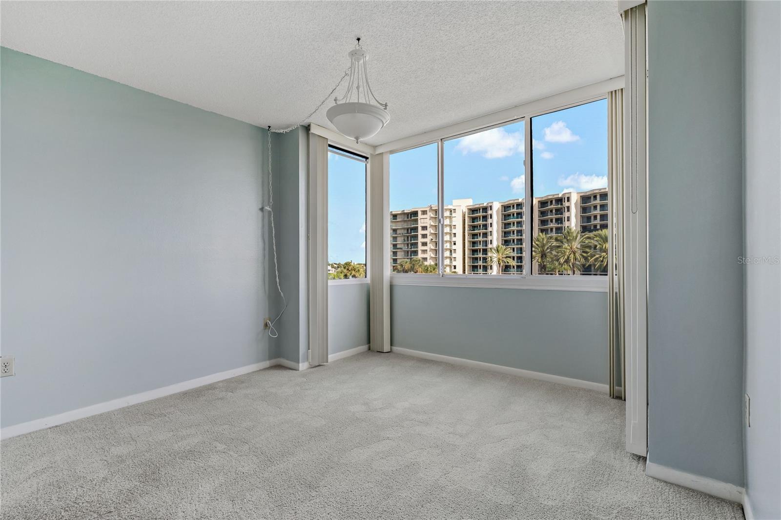 Listing photo id 19 for 660 Island Way 301