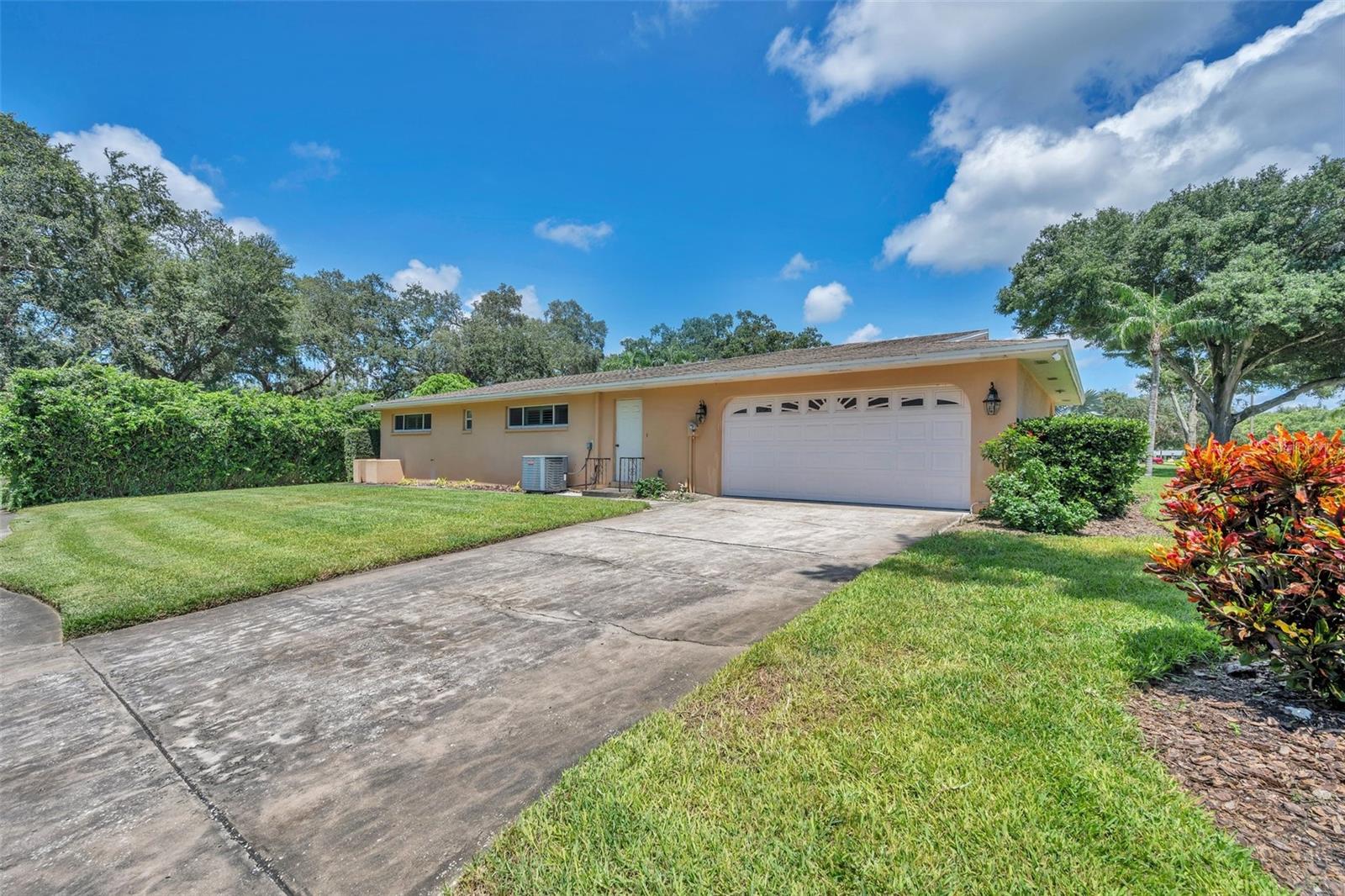 Listing photo id 2 for 2216 El De Oro Drive