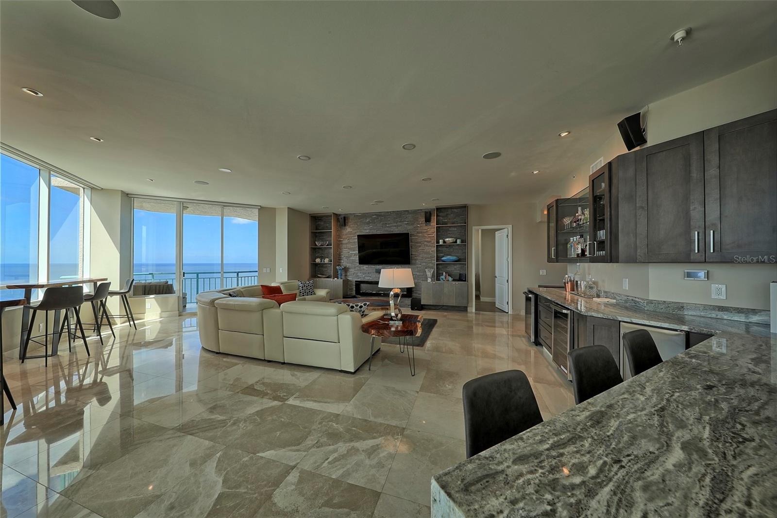 Listing photo id 11 for 1560 Gulf Boulevard 1107