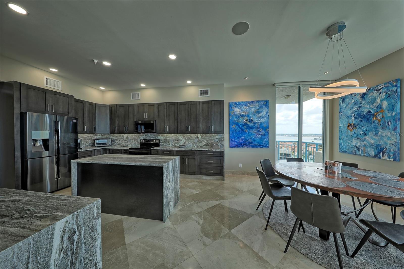 Listing photo id 12 for 1560 Gulf Boulevard 1107