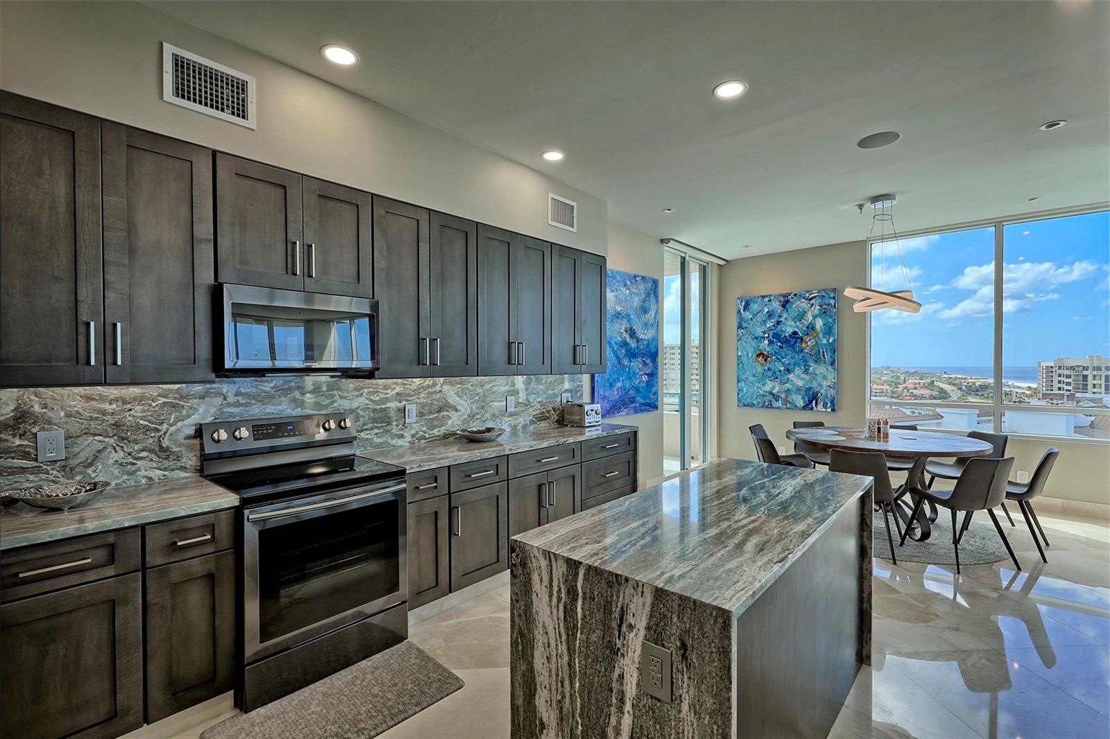 Listing photo id 13 for 1560 Gulf Boulevard 1107