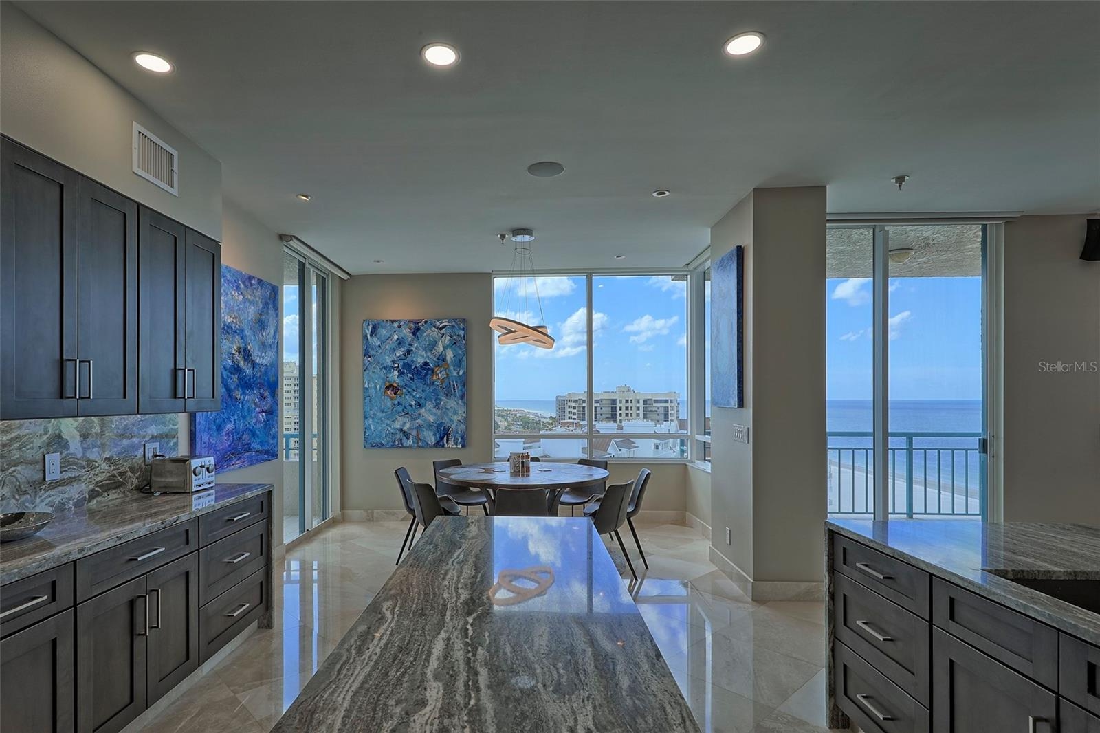 Listing photo id 15 for 1560 Gulf Boulevard 1107