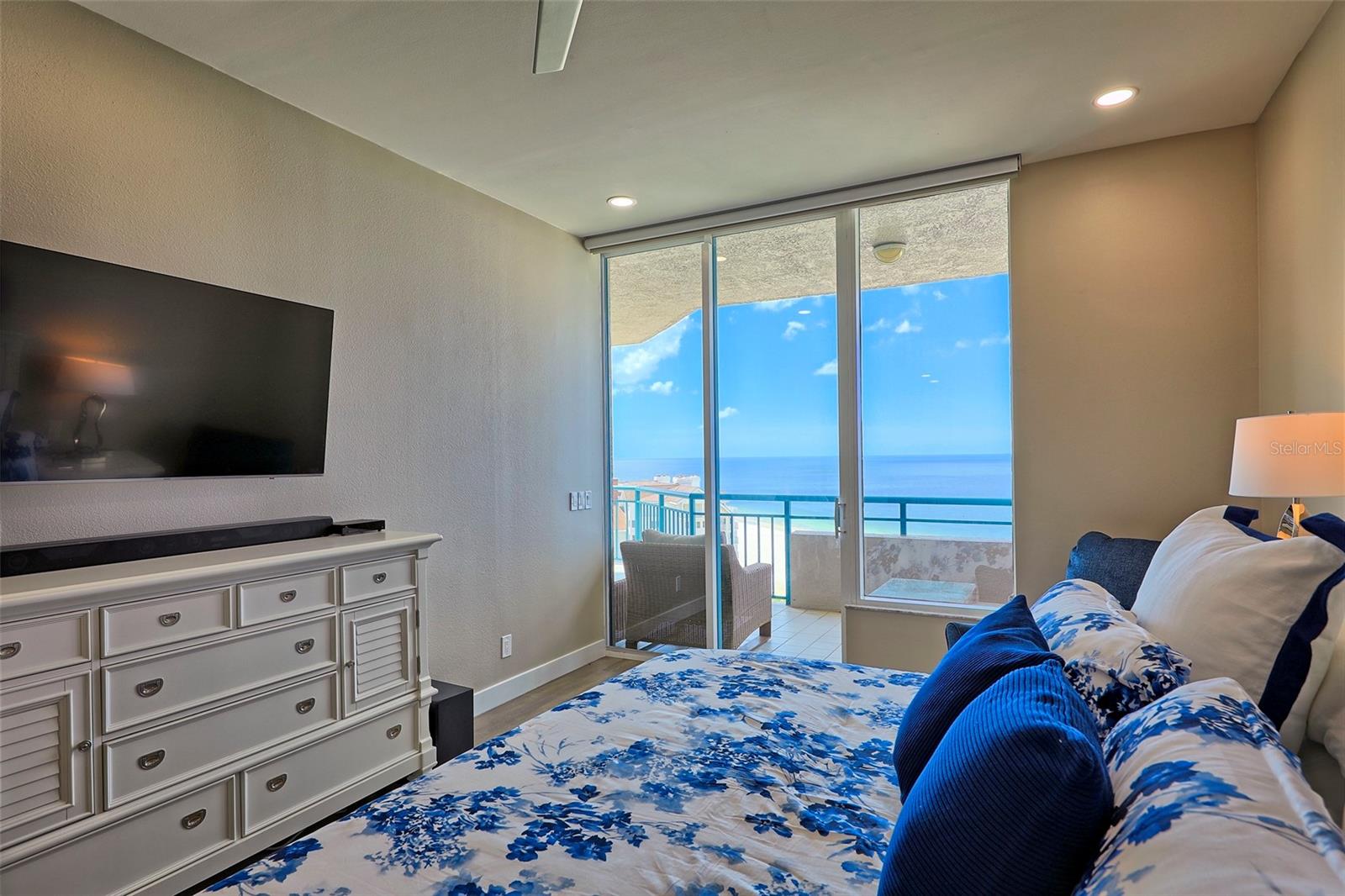 Listing photo id 22 for 1560 Gulf Boulevard 1107