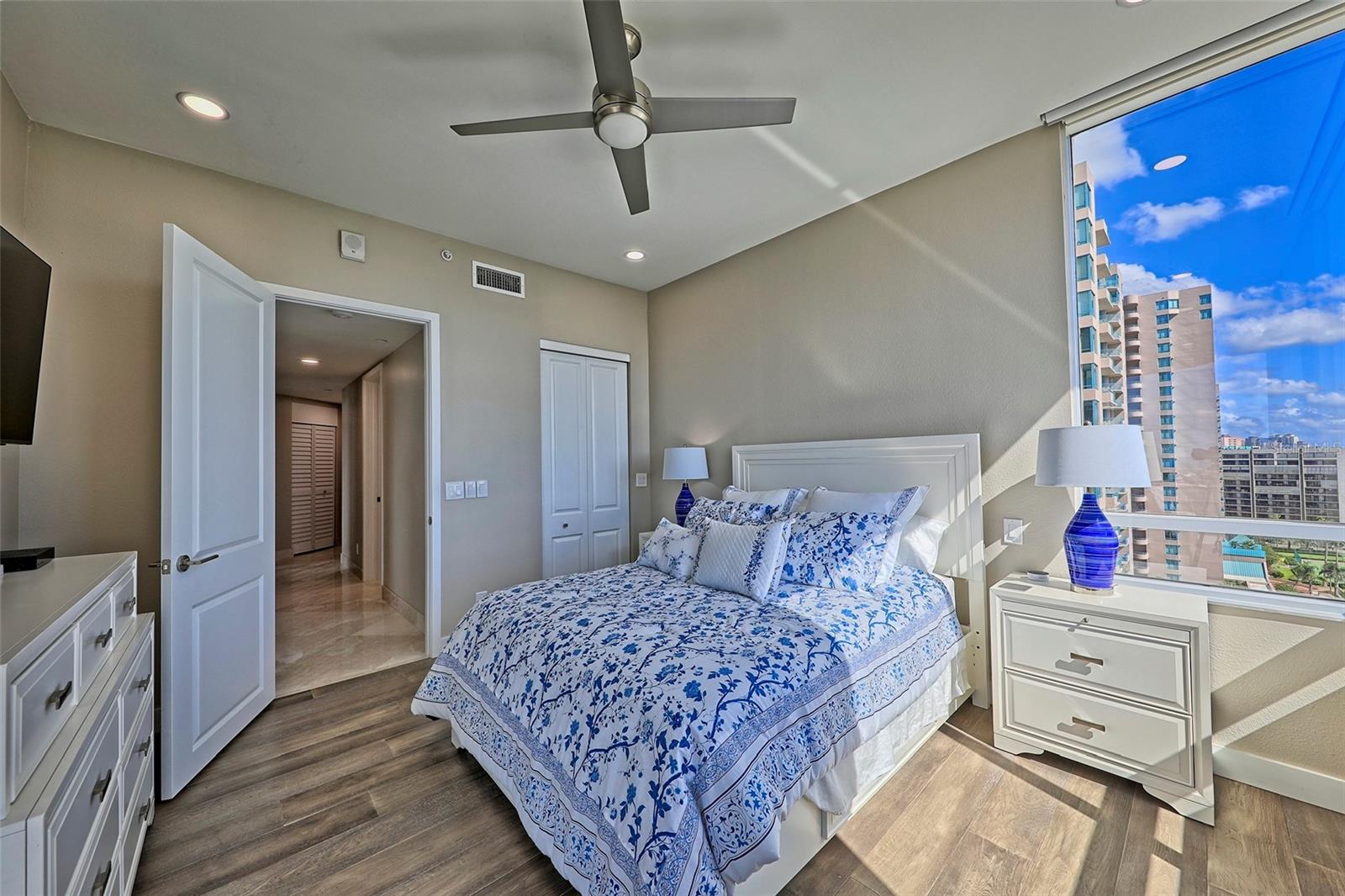 Listing photo id 34 for 1560 Gulf Boulevard 1107