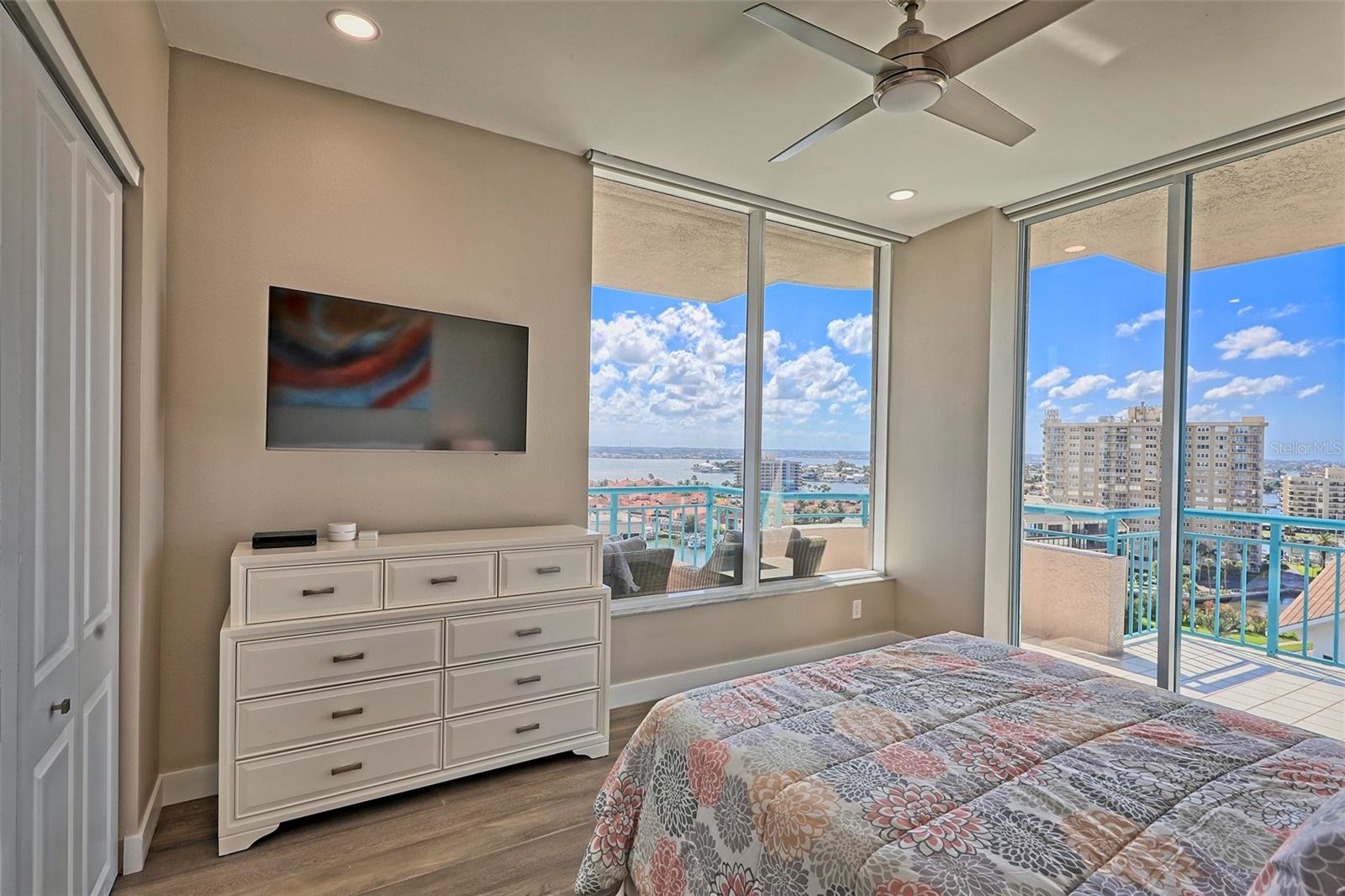 Listing photo id 37 for 1560 Gulf Boulevard 1107