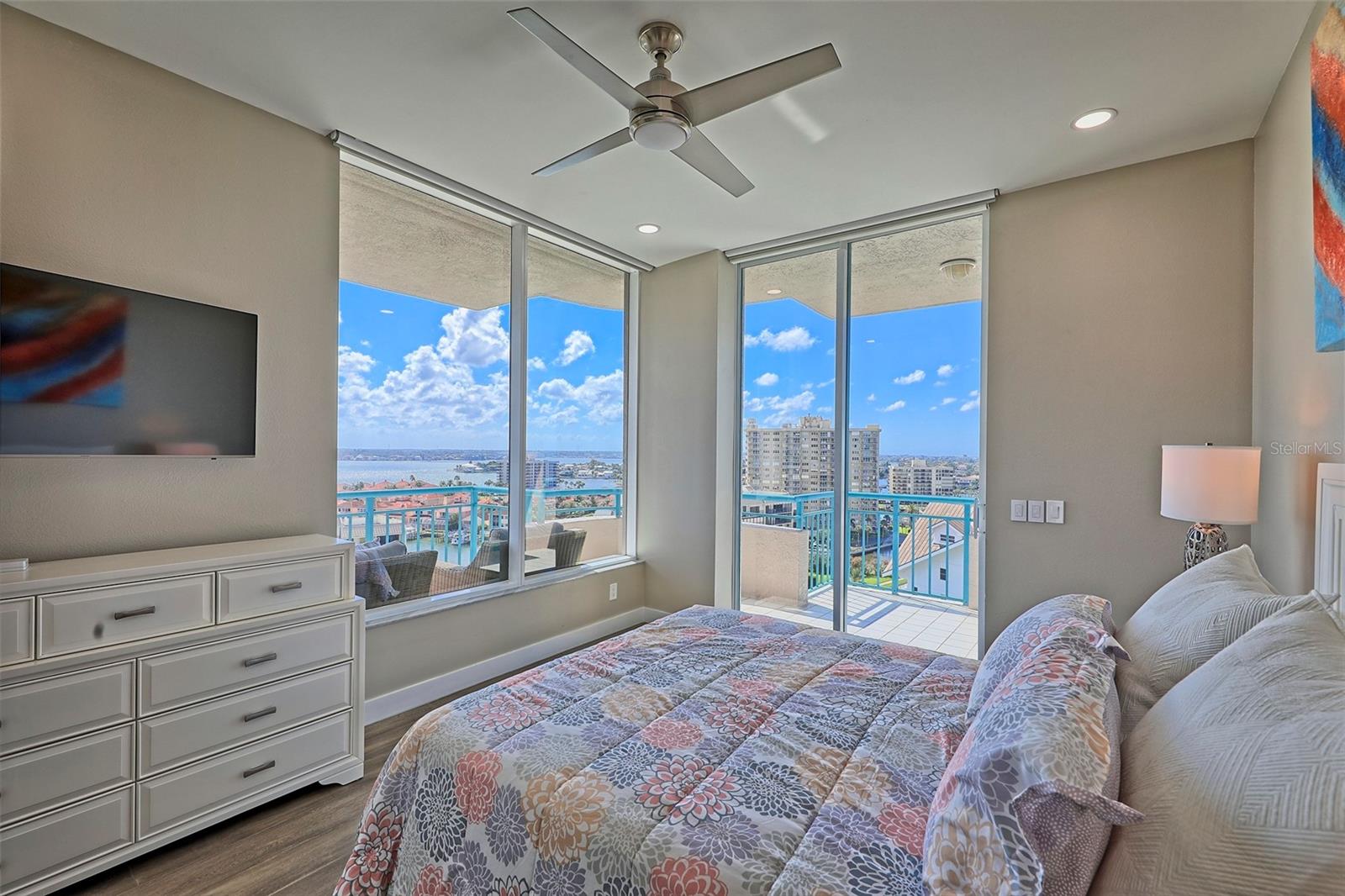 Listing photo id 39 for 1560 Gulf Boulevard 1107