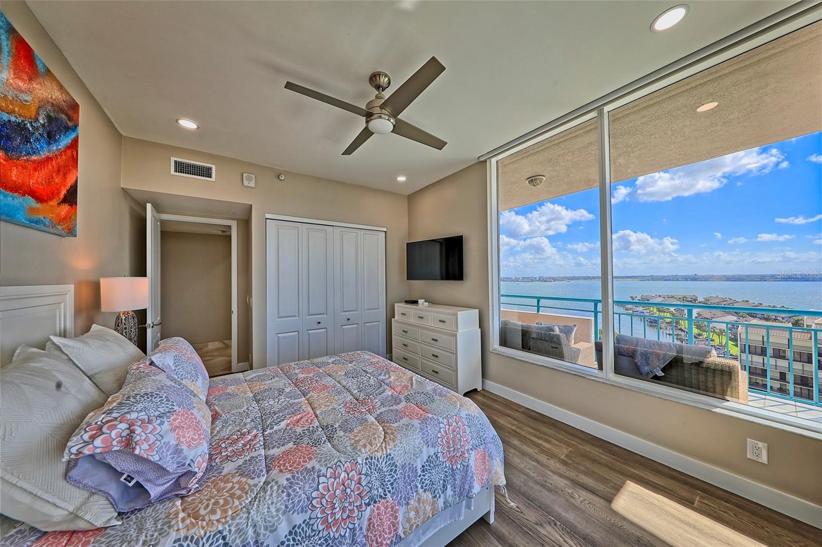 Listing photo id 40 for 1560 Gulf Boulevard 1107