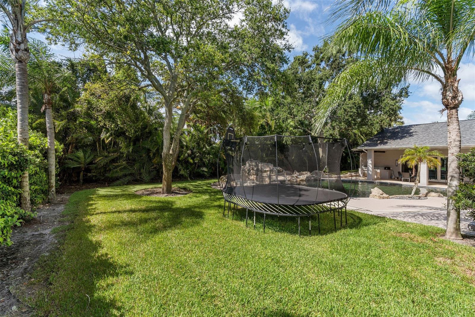 Listing photo id 21 for 2283 Mackenzie Court