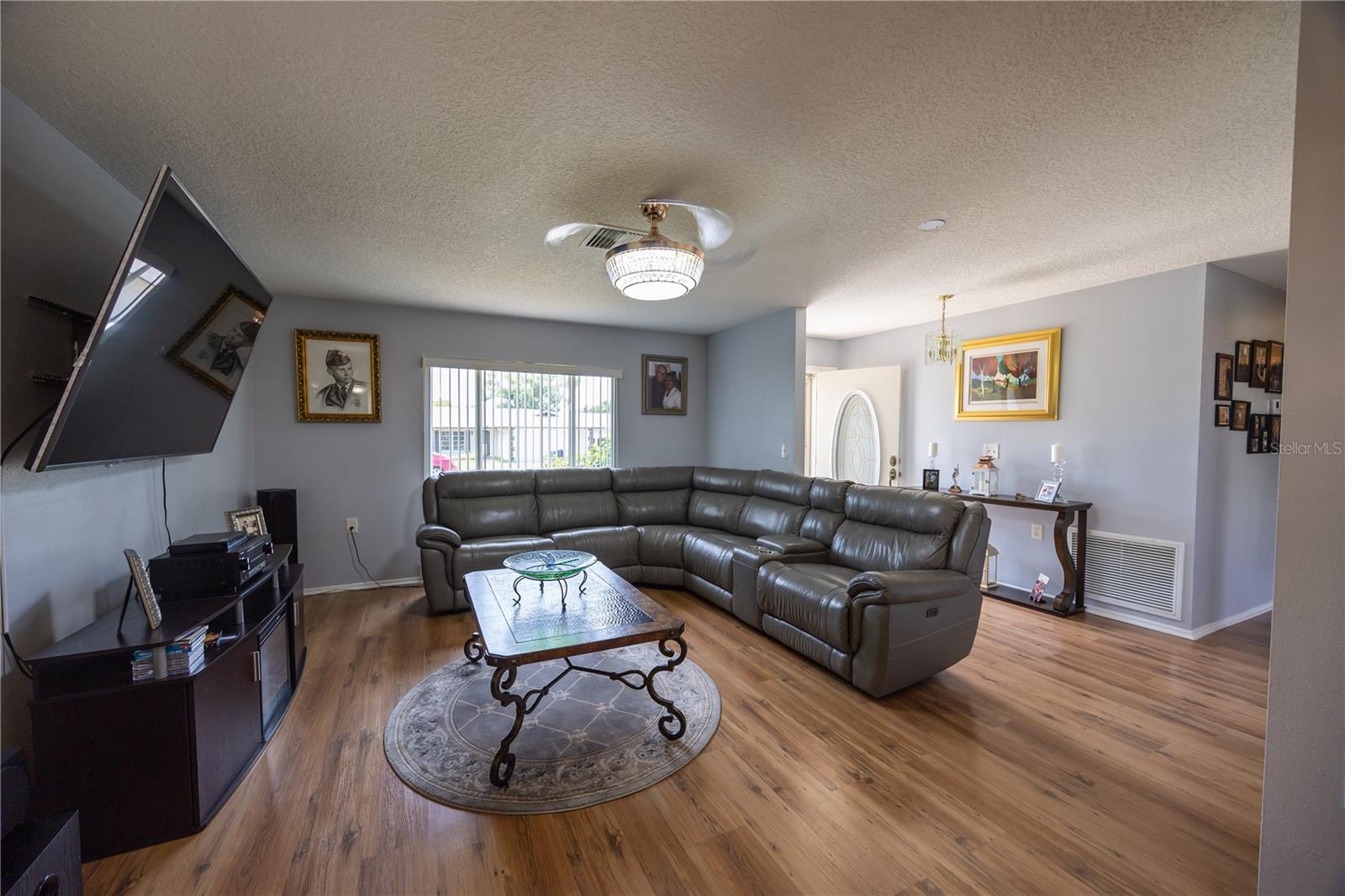 Listing photo id 2 for 8215 Lora Del Rio Drive