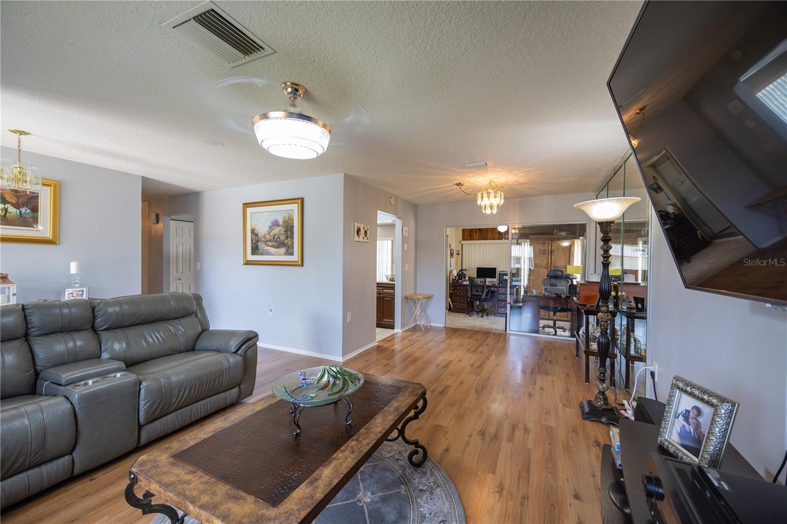 Listing photo id 3 for 8215 Lora Del Rio Drive