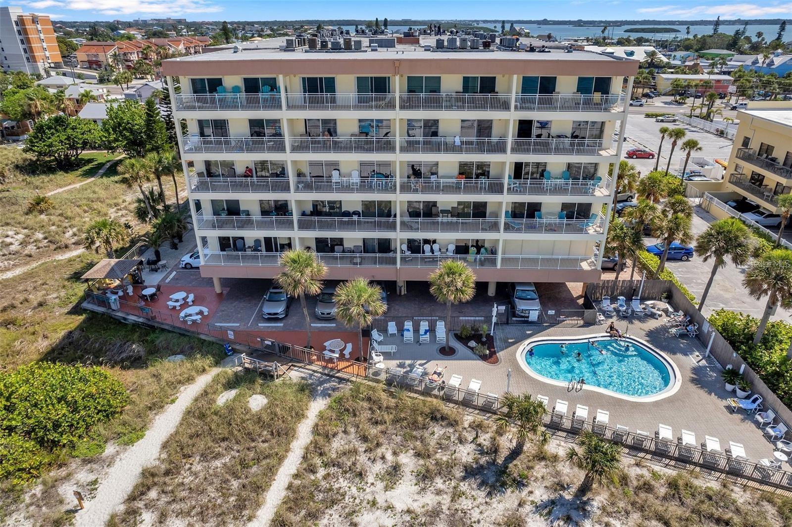 Listing photo id 33 for 13000 Gulf Boulevard 409