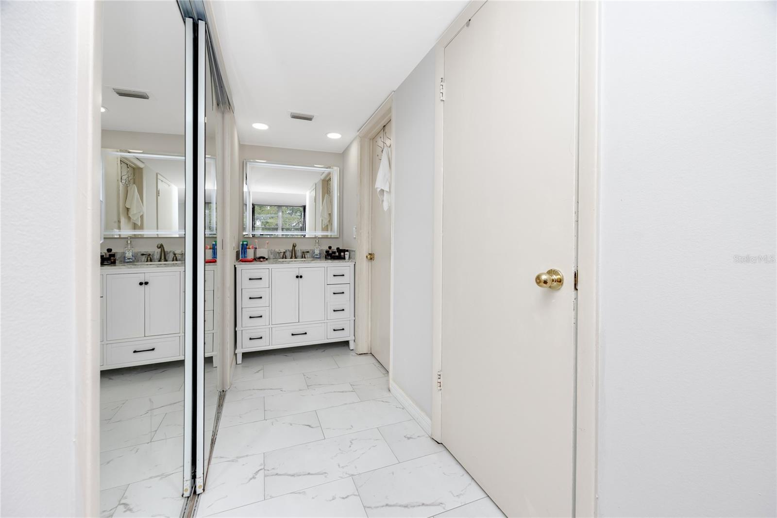 Listing photo id 22 for 2699 Seville Boulevard 609