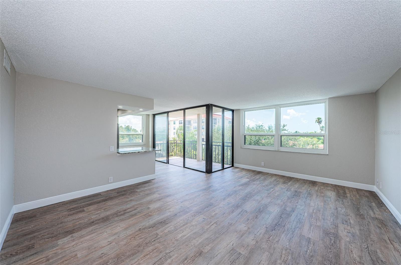 Image 6 of 15 For 6177 Sun Boulevard 404