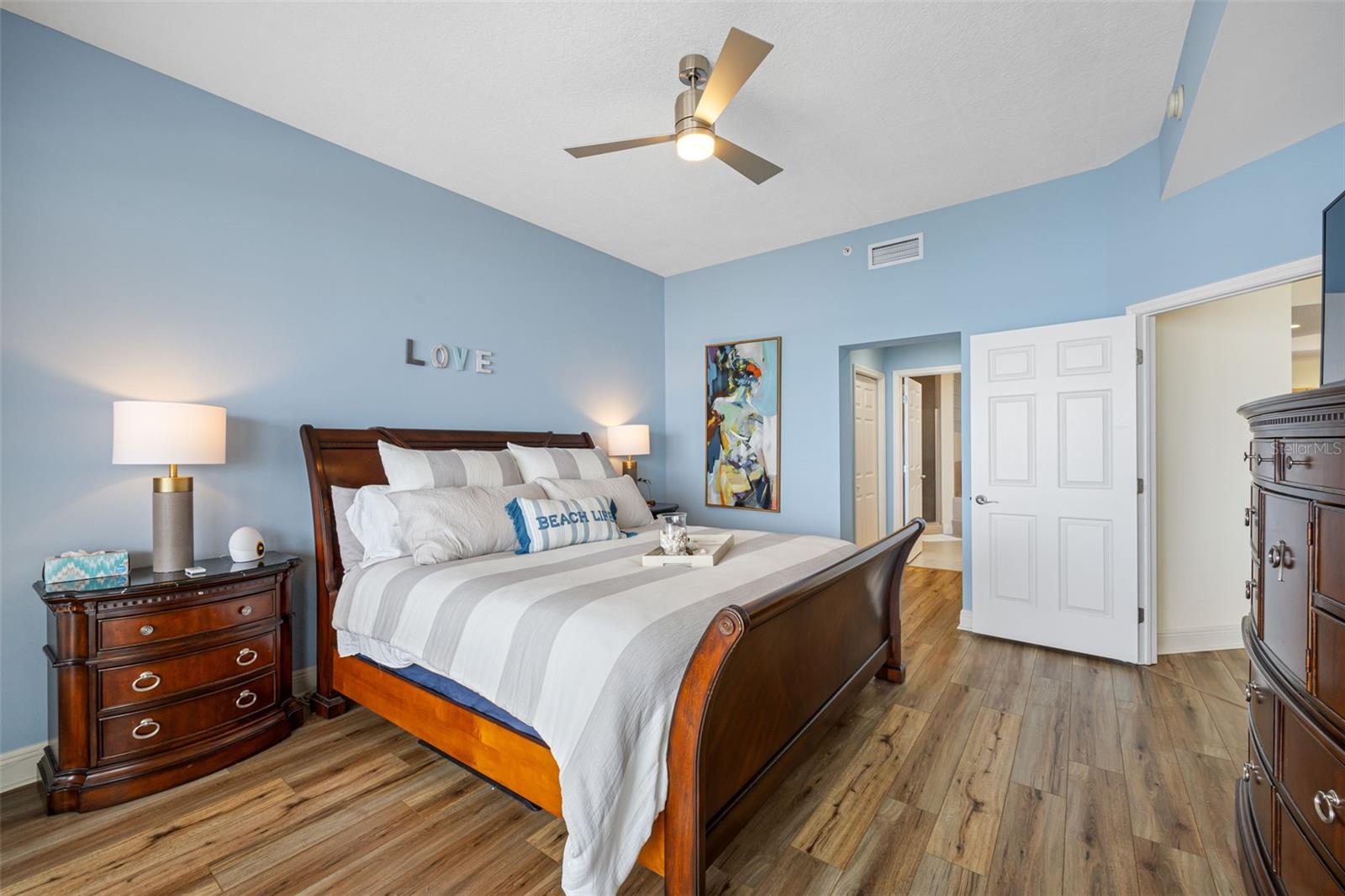 Listing photo id 11 for 17735 Gulf Boulevard 203