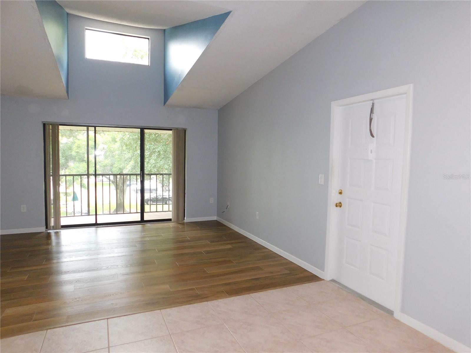 Listing photo id 4 for 1398 Shady Pine Way D3