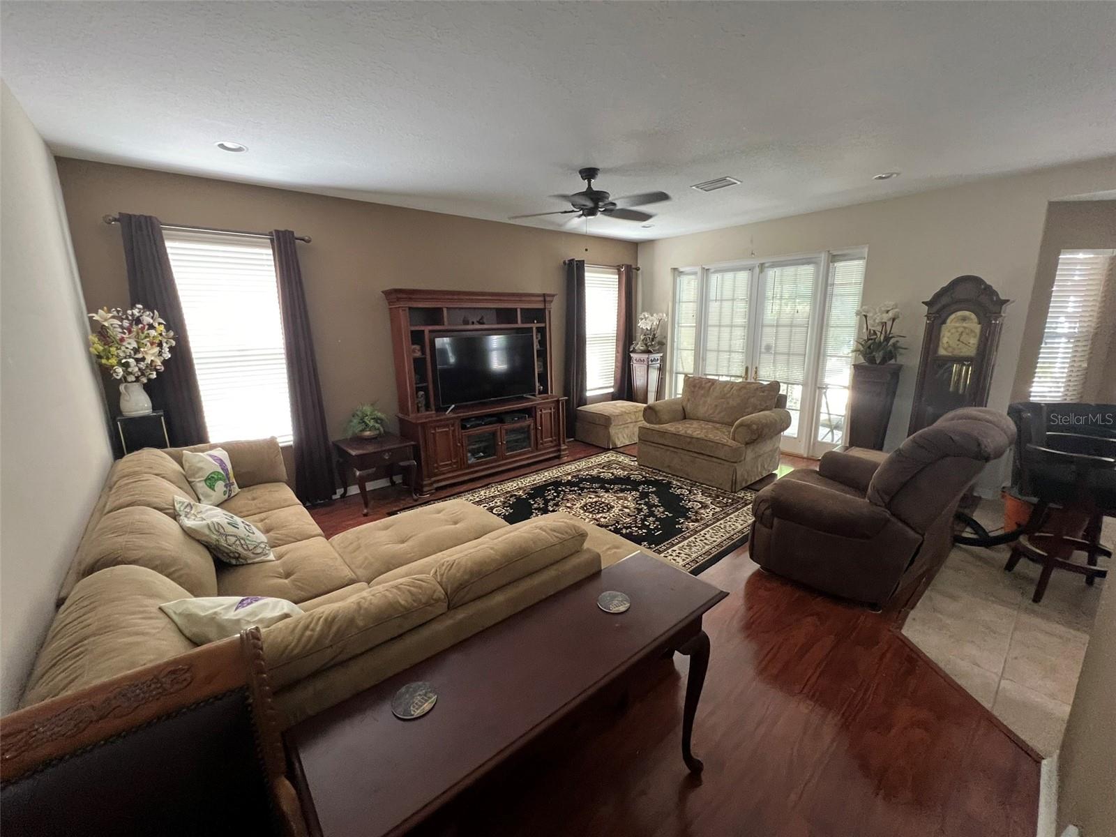 Listing photo id 3 for 15804 Cedar Elm Terrace