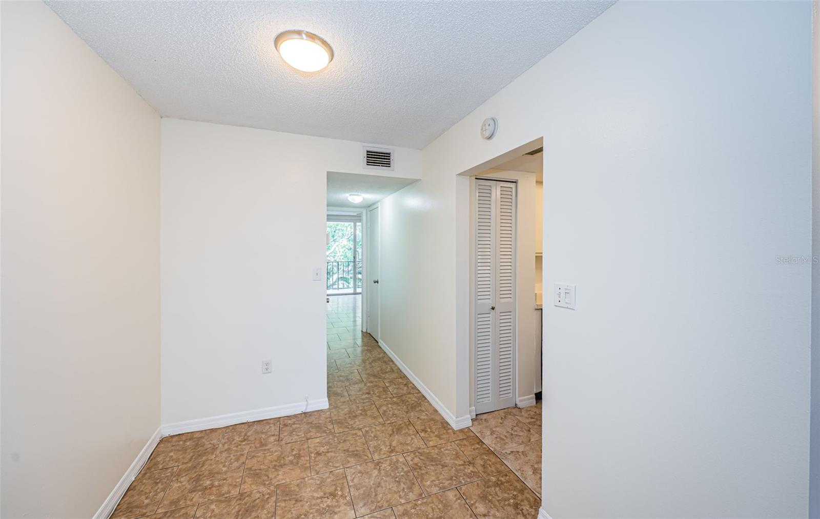 Listing photo id 11 for 2699 Seville Boulevard 408