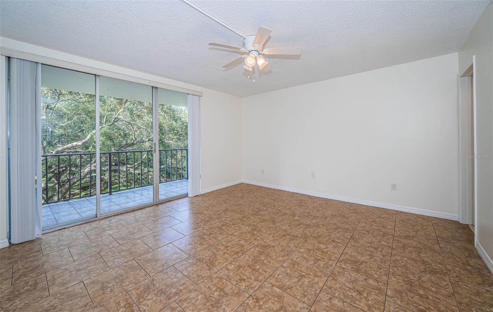 Listing photo id 19 for 2699 Seville Boulevard 408