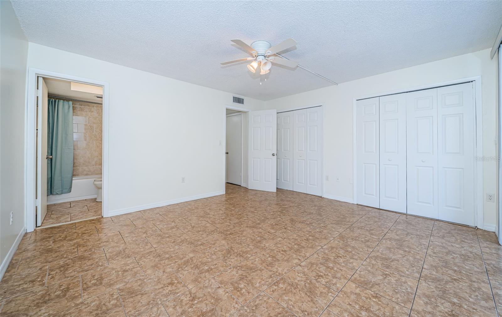 Listing photo id 20 for 2699 Seville Boulevard 408