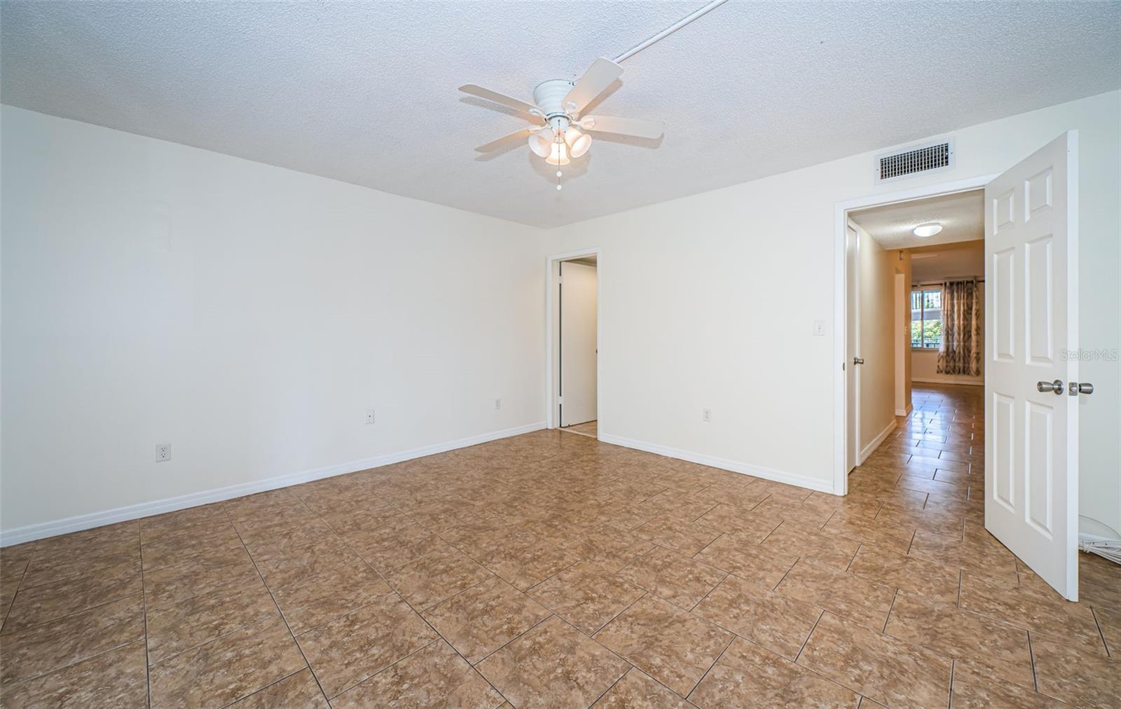 Listing photo id 21 for 2699 Seville Boulevard 408