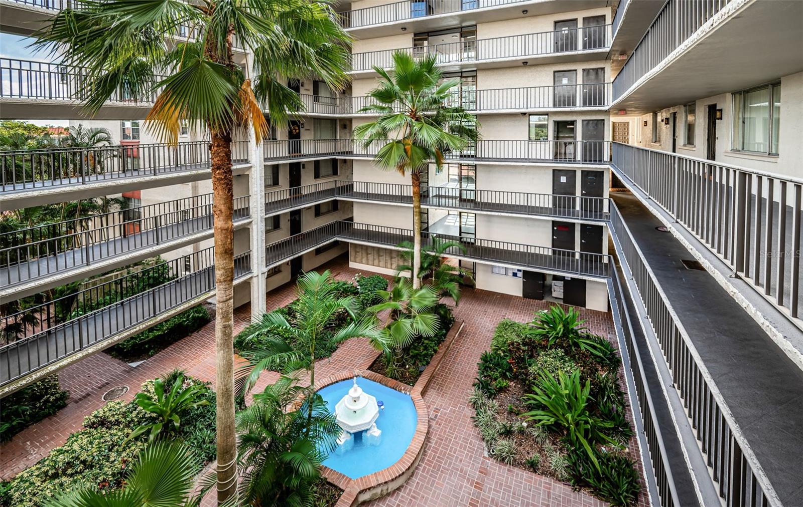 Listing photo id 2 for 2699 Seville Boulevard 408