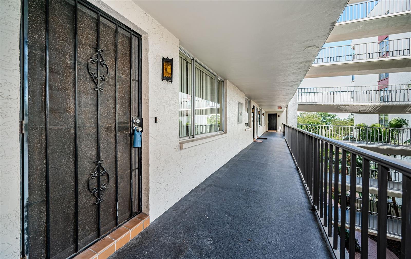 Listing photo id 6 for 2699 Seville Boulevard 408