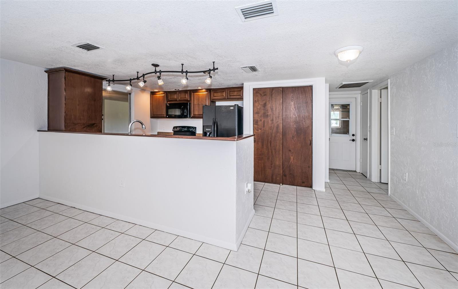 Listing photo id 9 for 6420 Parkside Drive