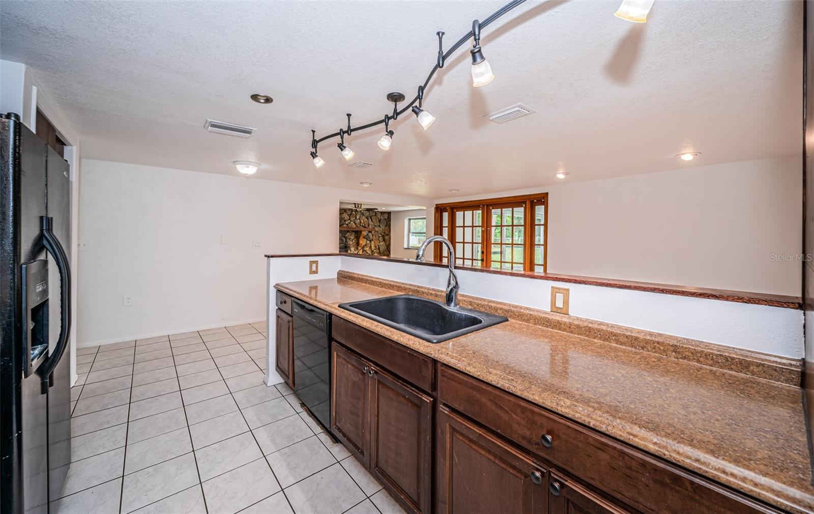 Listing photo id 13 for 6420 Parkside Drive