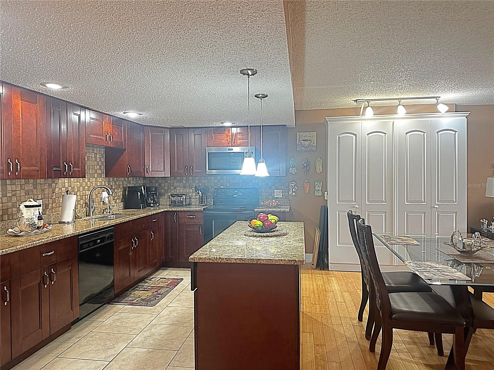 Image 7 of 44 For 800 Gulfview Boulevard 201