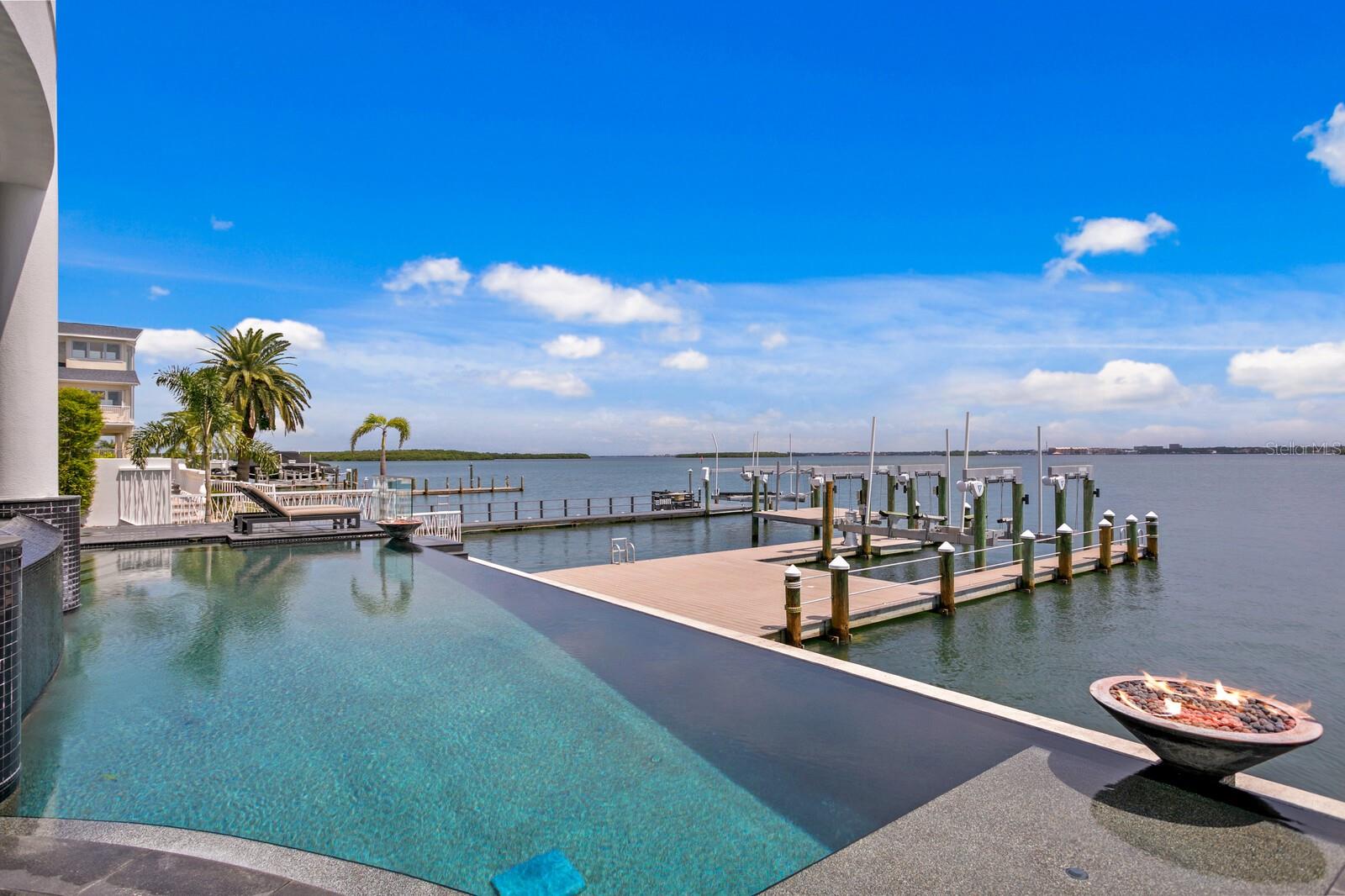 Listing photo id 2 for 837 Harbor Island