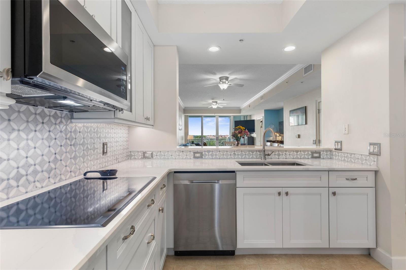 Image 15 of 59 For 102 Yacht Harbor Drive 567