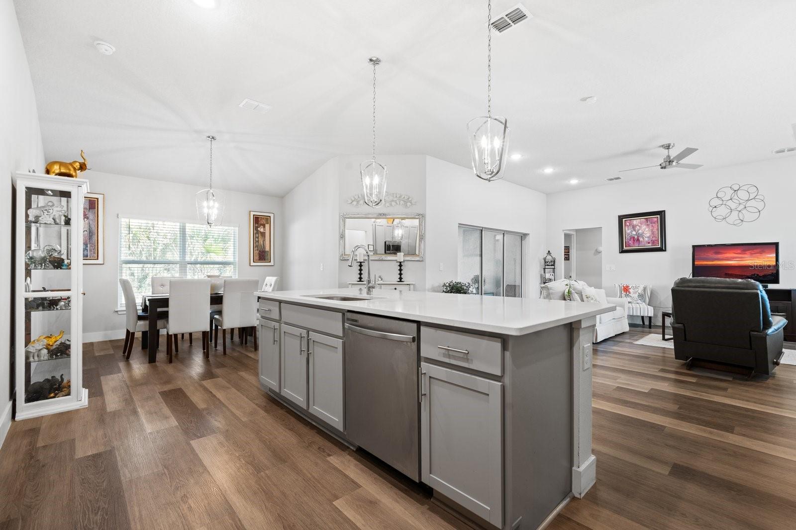 Image 19 of 41 For 18 Sea Board Court