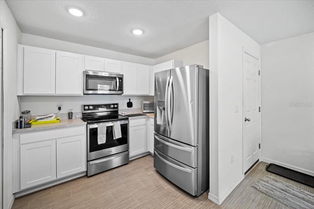 Image 2 of 43 For 20 Roxland Lane