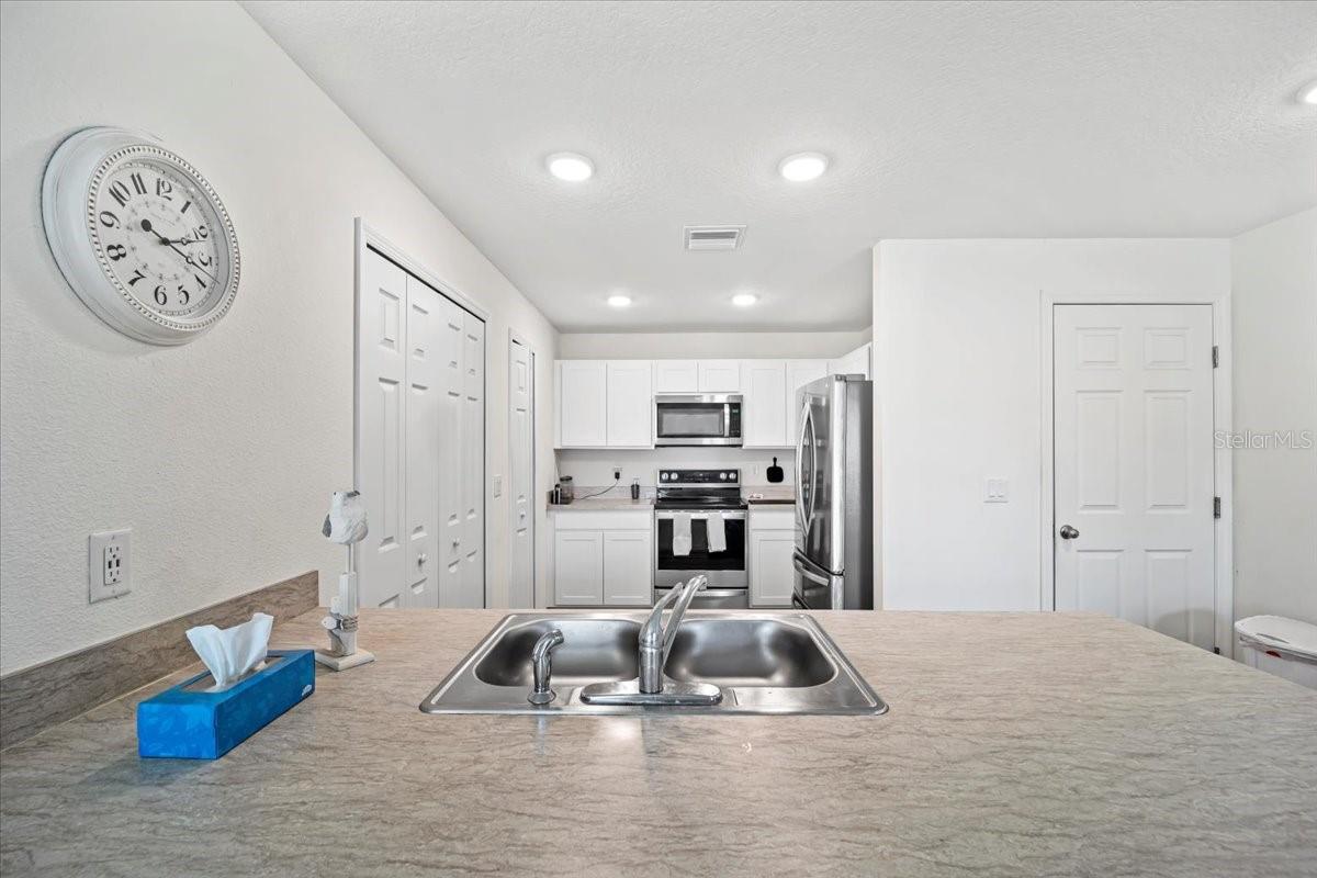 Image 4 of 43 For 20 Roxland Lane