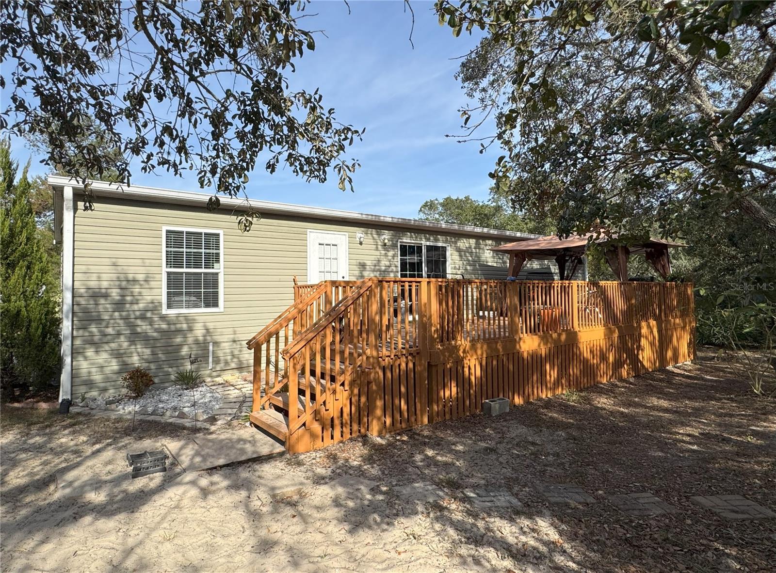 Listing photo id 17 for 5560 Cedar Hill Street