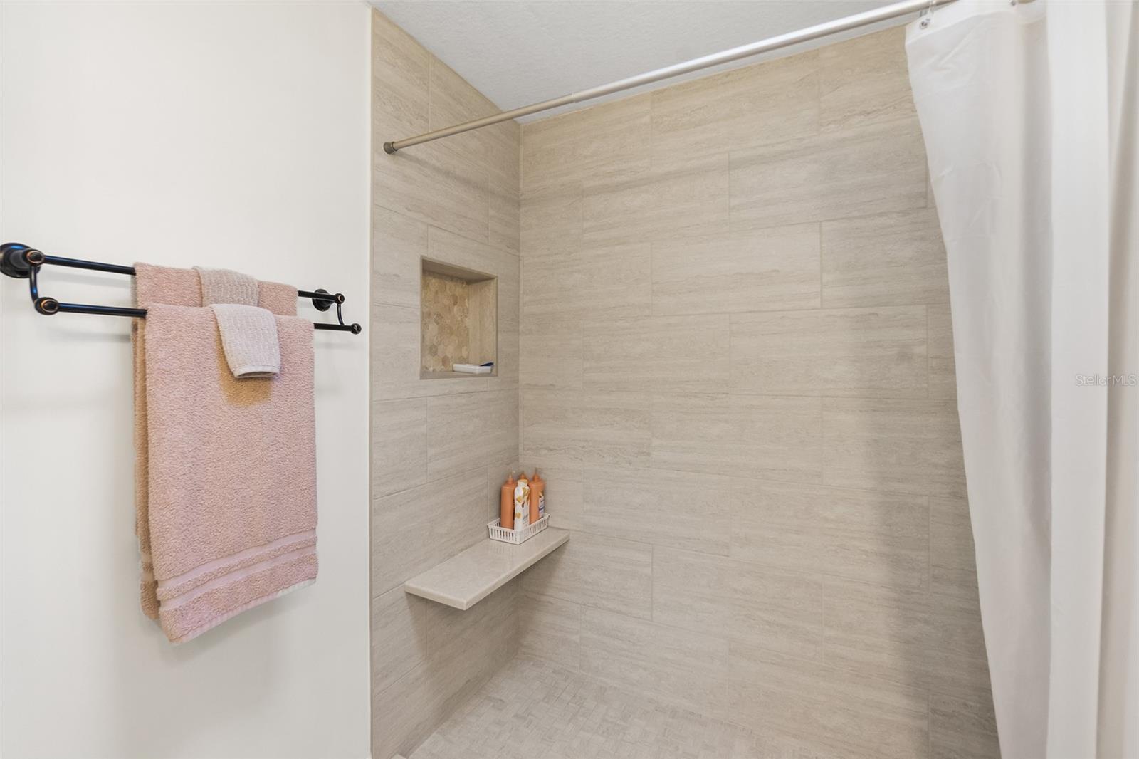 Image 18 of 42 For 7 Lago Vista Place