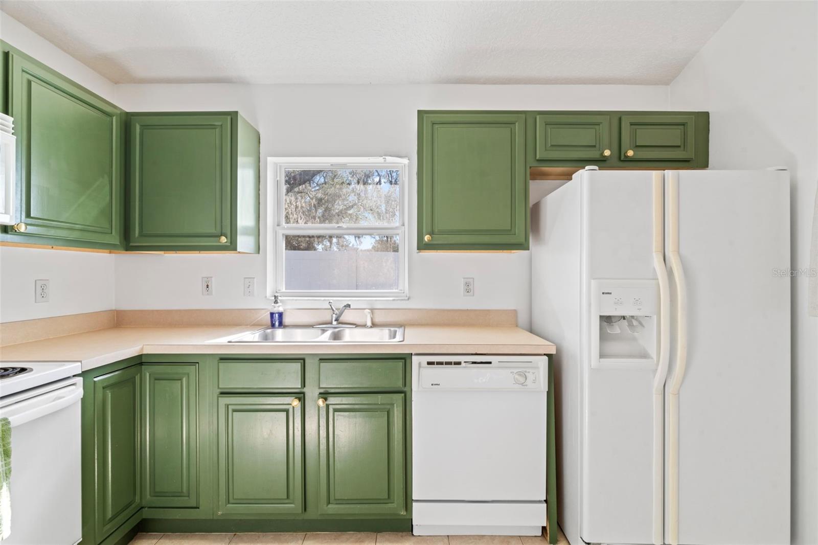 Image 10 of 41 For 420 Island View Circle