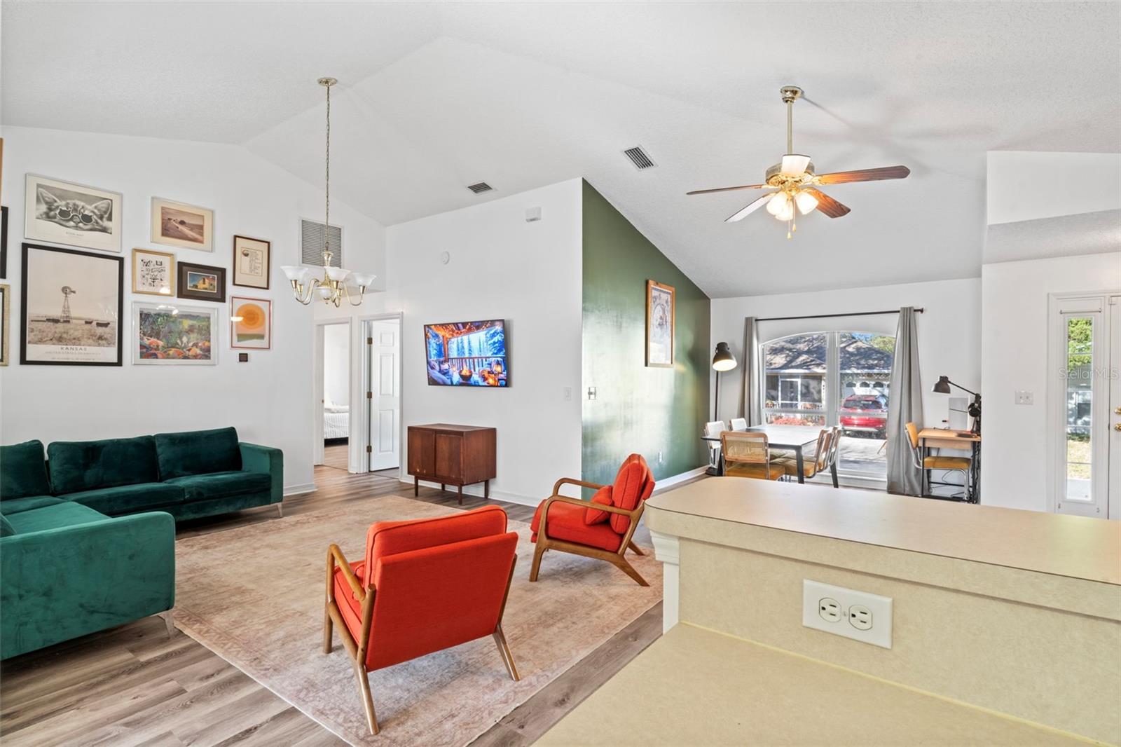 Image 11 of 41 For 420 Island View Circle